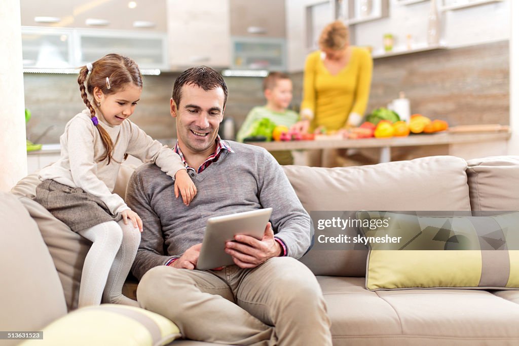 Père et fille à l'aide de Souris tactile.