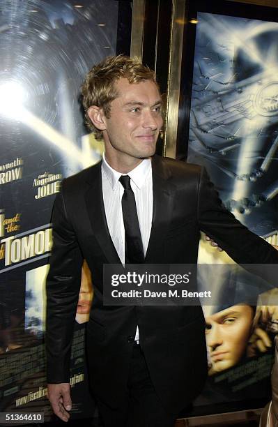 Actor Jude Law attends the UK premiere of "Sky Captain & The World Of Tomorrow" at the Empire, Leicester Square on September 27, 2004 in London.