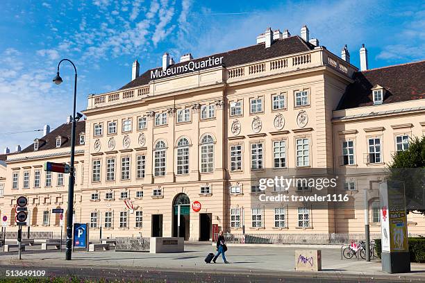 museumsquartier in wien, österreich - museumsquartier wien stock-fotos und bilder