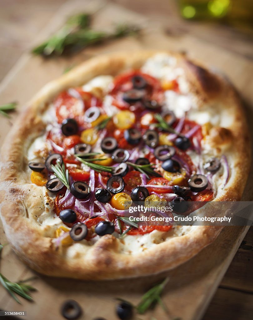 Tomato olive pizza