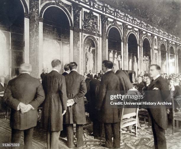 German delegation signs the treaty of Versailles, 1919.