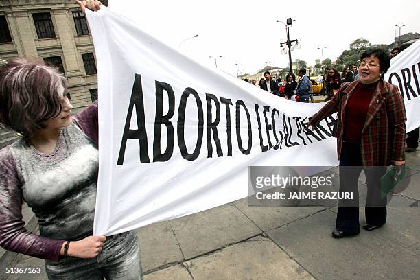 Una mujer contraria a la legalizacion del aborto trata de impedir que activistas, a favor del mismo, se puedan manifiestar con una performance...