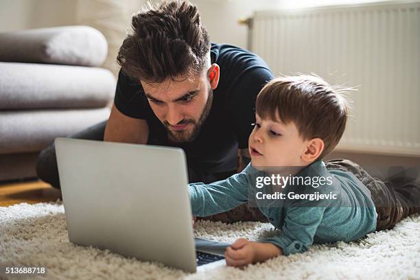 zeit für die familie - child animated watching stock-fotos und bilder