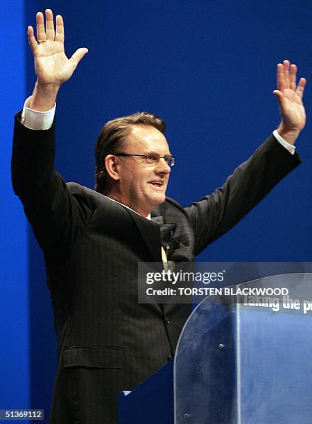 Federal opposition leader Mark Latham acknowledges the applause from the party faithful at the Labor Party campaign launch in Brisbane, 29 September...