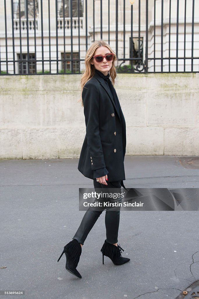 Street Style -Paris Fashion Week : Day Three Womenswear Fall Winter 2016/2017