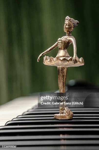 ballet dancer on piano - bailarina stock pictures, royalty-free photos & images