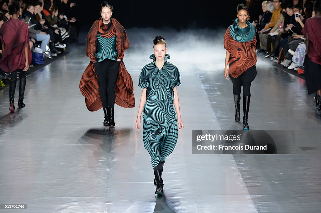 Issey Miyake : Runway - Paris Fashion Week Womenswear Fall/Winter 2016/2017