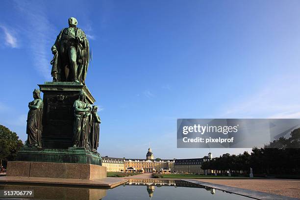 monument und schloss karlsruhe - karlsruhe stock-fotos und bilder