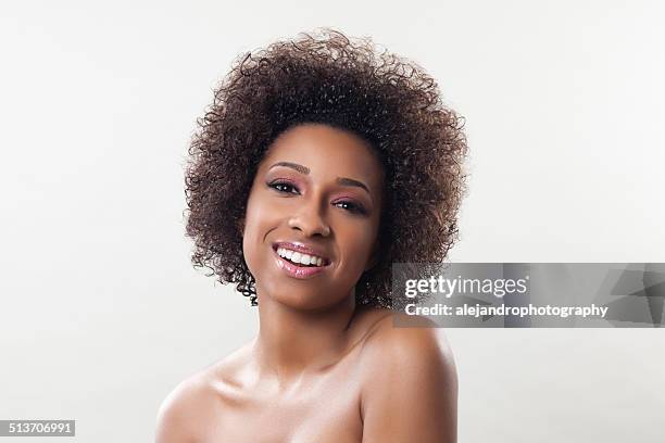 ethnische frau mit einem afro-frisur - frau blond perücke stock-fotos und bilder