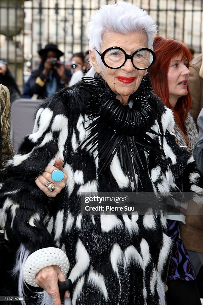 Christian Dior : Outside Arrivals - Paris Fashion Week Womenswear Fall/Winter 2016/2017