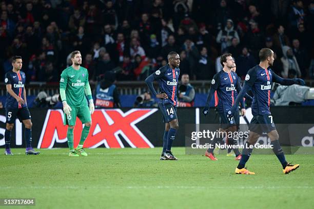 Team PSG looks dejected during the UEFA Champions League round of 16 first leg match between Paris Saint-Germain and Chelsea at Parc des Princes on...