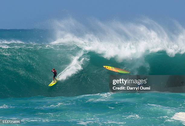 Professional surfer Kelly Slater looks back at Tom Carroll's wipe out during The Quiksilver in Memory of Eddie Aikau at Waimea Bay on February 25,...