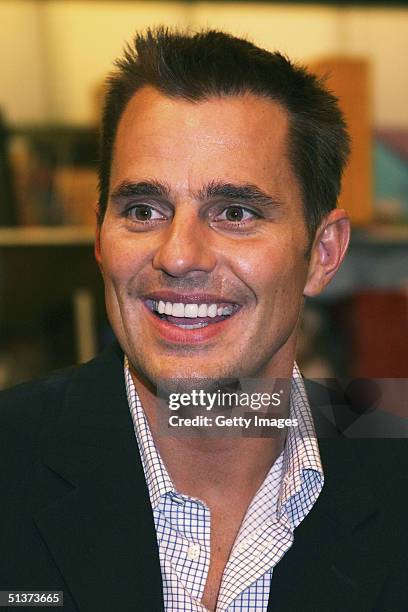 Bill Rancic Apprentice 16 Bill Rancic Signs Copies Of Youre Hired Stock Photos, High-Res ...