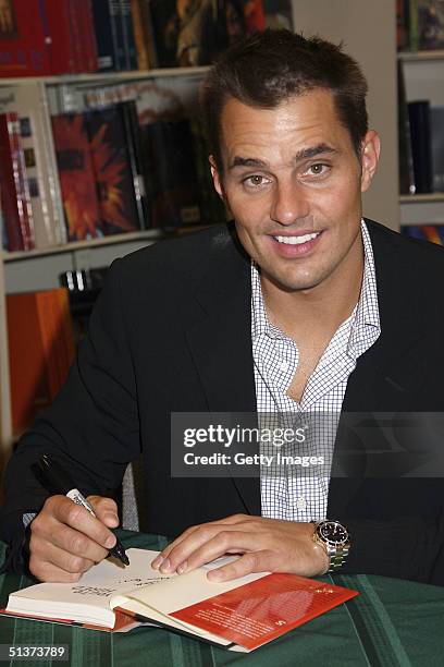 Bill Rancic Apprentice 16 Bill Rancic Signs Copies Of Youre Hired Stock Photos, High-Res ...