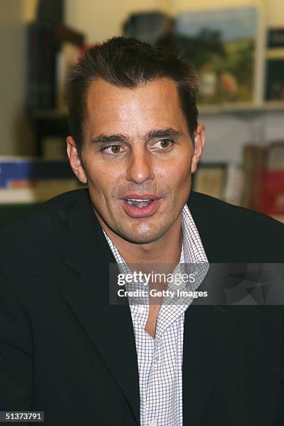 Bill Rancic Apprentice 16 Bill Rancic Signs Copies Of Youre Hired Stock Photos, High-Res ...