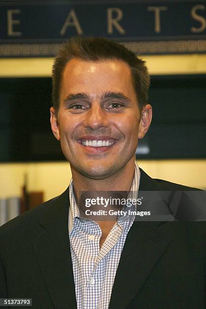Bill Rancic Apprentice 16 Bill Rancic Signs Copies Of Youre Hired Stock Photos, High-Res ...
