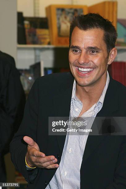 Bill Rancic Apprentice 16 Bill Rancic Signs Copies Of Youre Hired Stock Photos, High-Res ...