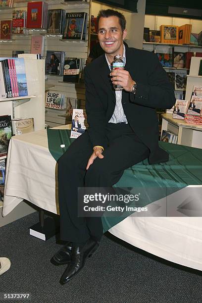 Bill Rancic Apprentice 16 Bill Rancic Signs Copies Of Youre Hired Stock Photos, High-Res ...