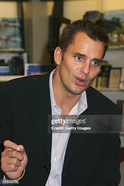 Bill Rancic Apprentice 16 Bill Rancic Signs Copies Of Youre Hired Stock Photos, High-Res ...