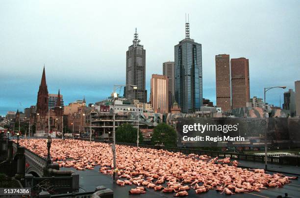 SUNDAY 07 OCTOBER 2001. - THE AMERICAN PHOTOGRAPHER SPENCER TUNICK SHOOT ONE OF HIS FAMOUS NUDE PEOPLE IN THE STREET OF MELBOURNE. HERE ON THE...