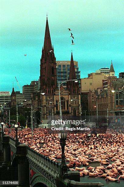 SUNDAY 07 OCTOBER 2001. - THE AMERICAN PHOTOGRAPHER SPENCER TUNICK SHOOT ONE OF HIS FAMOUS NUDE PEOPLE IN THE STREET OF MELBOURNE. HERE ON THE...