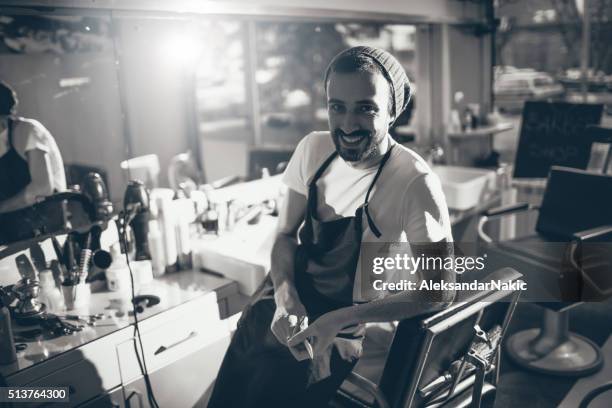 orgoglioso proprietario di piccola impresa - pennello da barba foto e immagini stock