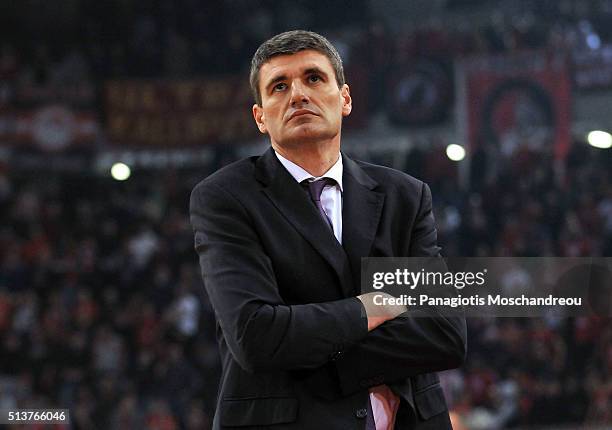 Velimir Perasovic, Head Coach of Laboral Kutxa Vitoria Gasteiz react during the 2015-2016 Turkish Airlines Euroleague Basketball Top 16 Round 9 game...