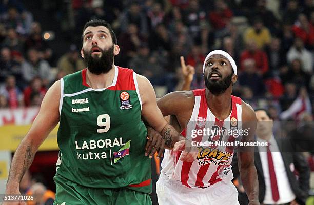 Ioannis Bourousis, #9 of Laboral Kutxa Vitoria Gasteiz competes with Hakim Warrick, #21 of Olympiacos Piraeus during the 2015-2016 Turkish Airlines...