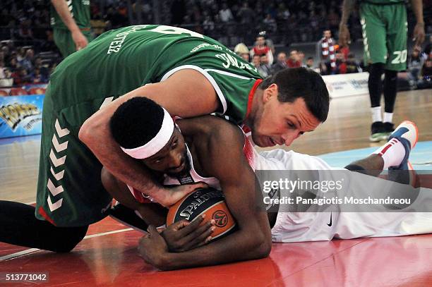 Darko Planinic, #6 of Laboral Kutxa Vitoria Gasteiz competes with Hakim Warrick, #21 of Olympiacos Piraeus during the 2015-2016 Turkish Airlines...