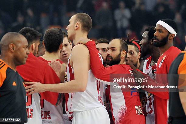 The team of Olympiacos react after the final whistle during the 2015-2016 Turkish Airlines Euroleague Basketball Top 16 Round 9 game between...