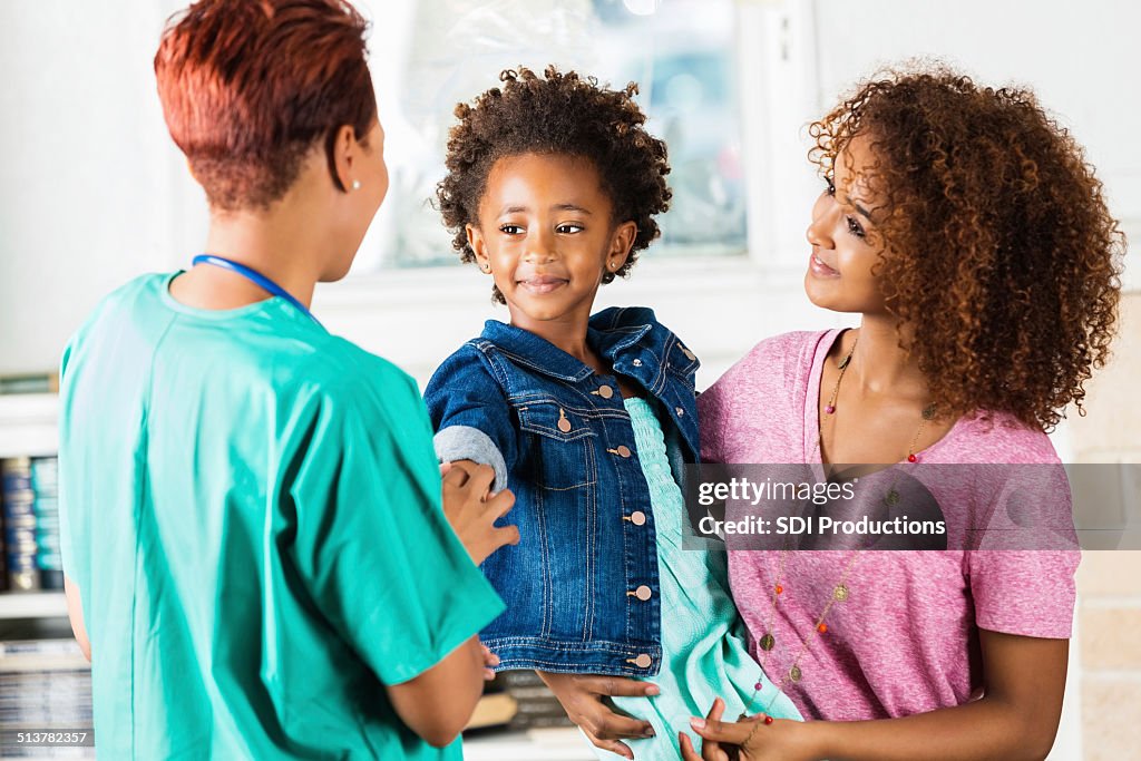 Médico o enfermera de comprobación de los jóvenes paciente durante la cita de la atención médica