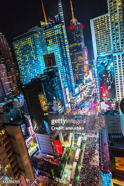 publikum feiern sie silvester in times square, nyc - times square manhattan new york stock-fotos und bilder