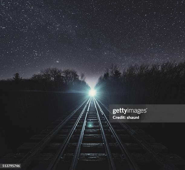 夜の鉄道 - 貨物列車 ストックフォトと画像