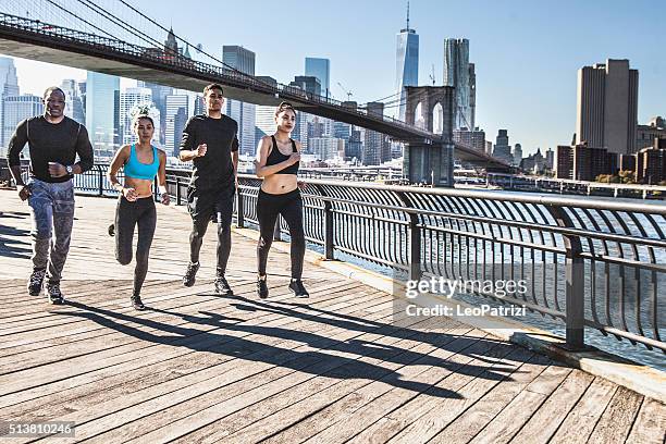 urban runners - new york - brooklyn bridge - suspension training stockfoto's en -beelden