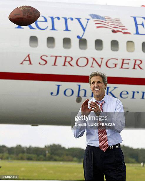 Democratic presidential candidate John Kerry plays football at Tampa International Airport in Tampa, Florida, 01 October, 2004. Kerry is on a...