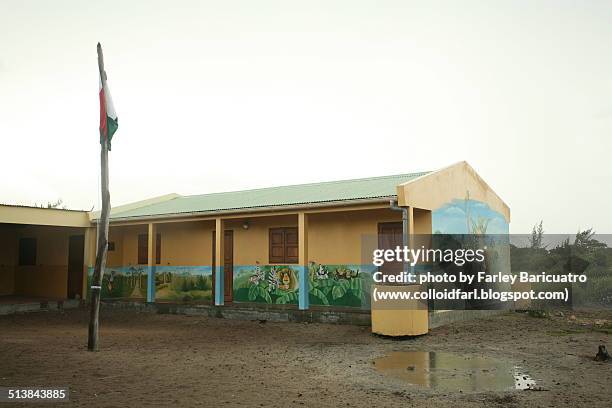 the school building of nosy ankao - escuela rural fotografías e imágenes de stock