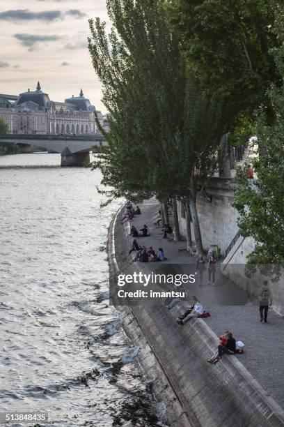 blick von der brücke pont du carrousel - schwätzchen mit dem nachbarn stock-fotos und bilder