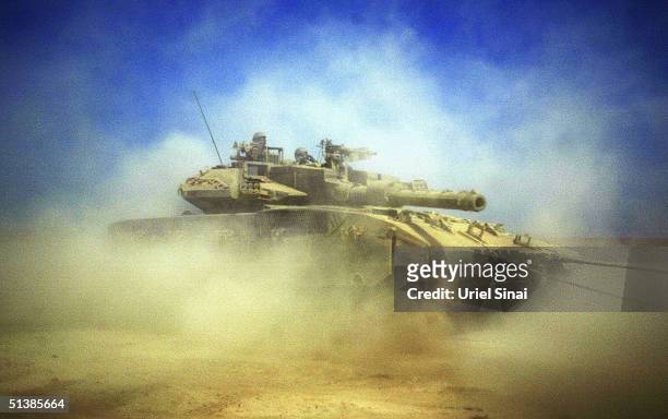 israeli tanks prepare to roll into gaza for continued offensive - conflict in gaza stockfoto's en -beelden