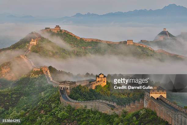 fog along great wall china, jinshanling - cinese foto e immagini stock
