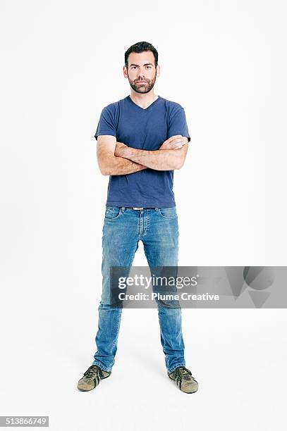 portrait of man - tshirt jeans stockfoto's en -beelden