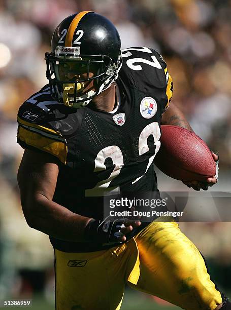 Duce Staley of the Pittsburgh Steelers runs against the Cincinnati Bengals on October 3, 2004 at Heinz Field in Pittsburgh, Pennsylvania. The...