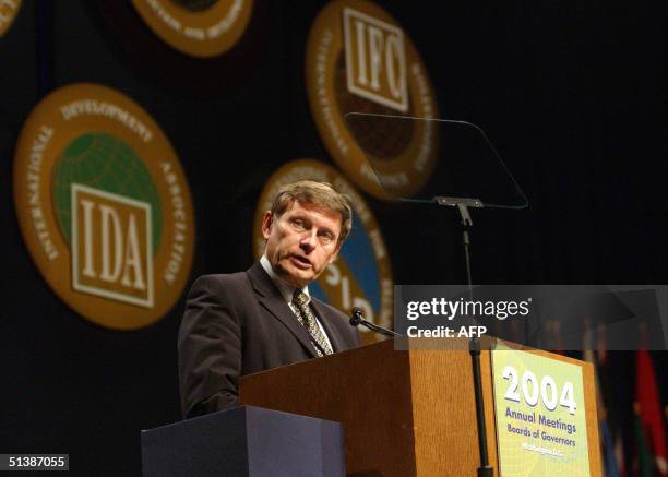 Leszek Balcerowicz, President of the National Bank of Poland, addresses the Plenary Session at the World Bank/IMF Annual Meeting 03 October 2004, in...