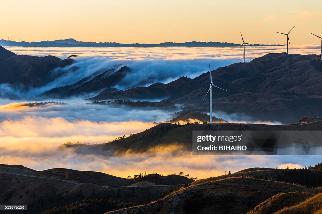 Energia eolica in mare di nuvole, Guilin, in Cina