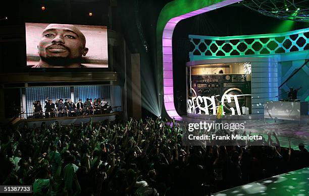 Nas performs on stage as a video pays tribute to Tupac Shakur at the VH1 Hip Hop Honors October 3, 2004 in New York City.