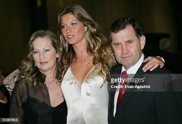 Model Gisele Bundchen and her parents attend the "Taxi" film premiere, featuring a taxi cab drive-in, at the Jacob Javits Center October 3, 2004 in...