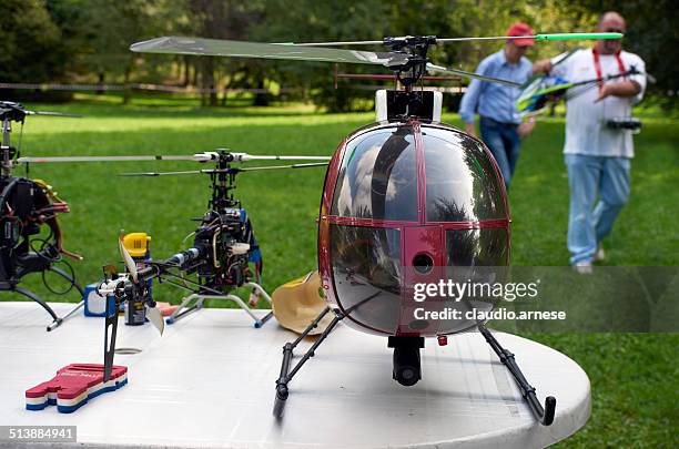 radio regulierbare hubschrauber.  color image - toy airplane stock-fotos und bilder