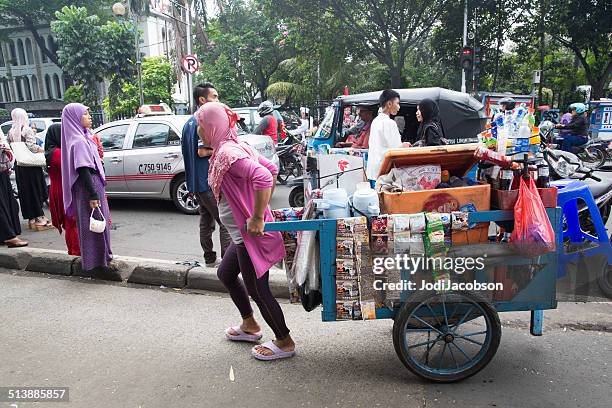 ストリートベンダーのプルカートのラマダン期間中には、ジャカルタ,インドネシア - 露天商 ストックフォトと画像