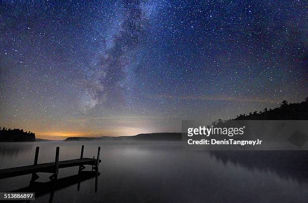 milky way galaxy には、穏やかな湖を new hampshire - ホワイト山脈 ストックフォトと画像