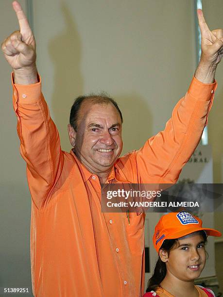 Cesar Maia alcalde de Rio hace un gesto tras votar junto a su nieta Ana Luisa, el 03 de setiembre de 2004 en las elecciones municipales en Rio de...