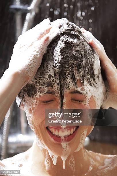 womn washing hair in shower - lavarse el cabello fotografías e imágenes de stock